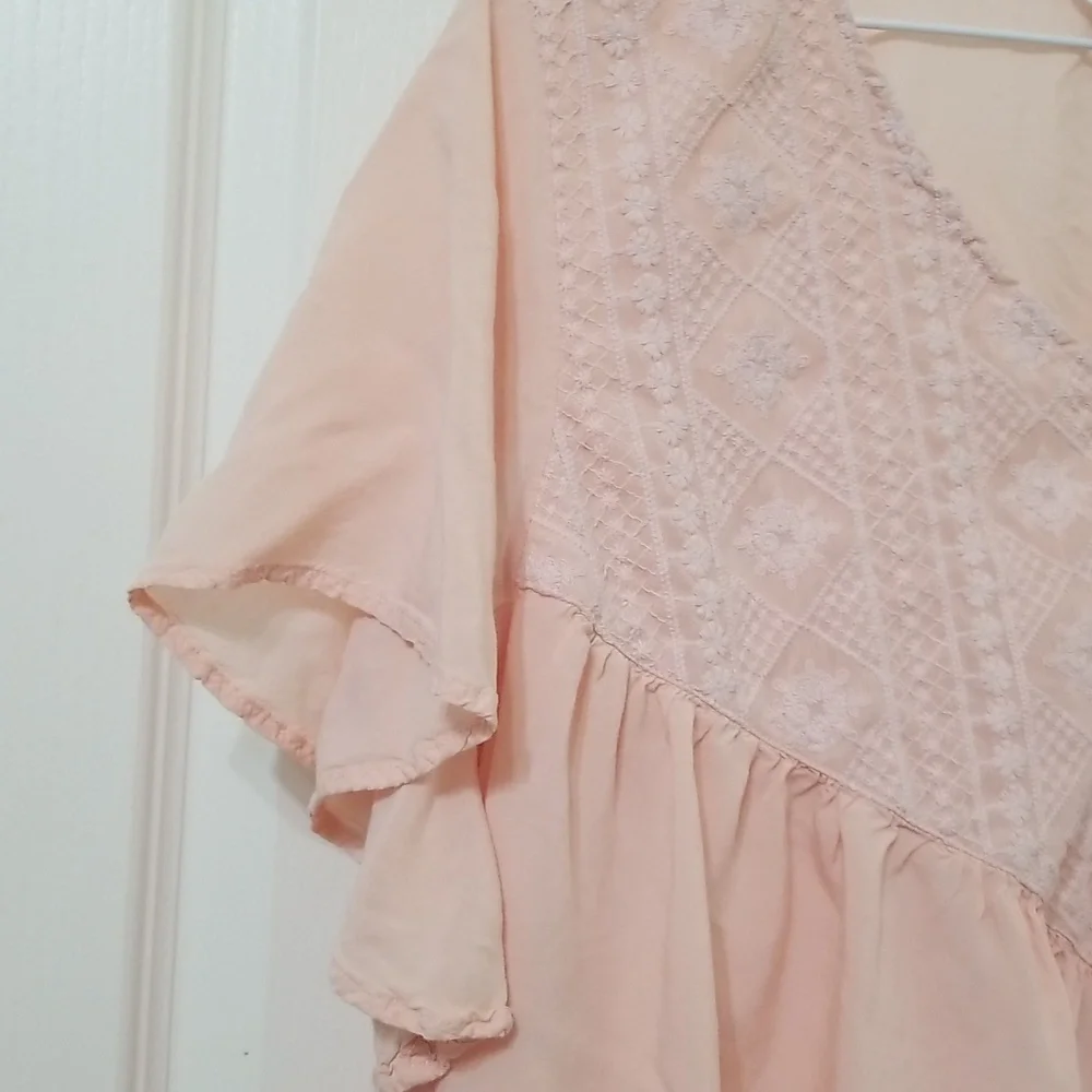 EST.1946 Peach Lace Applique Flowy Top - Picture 4 of 9